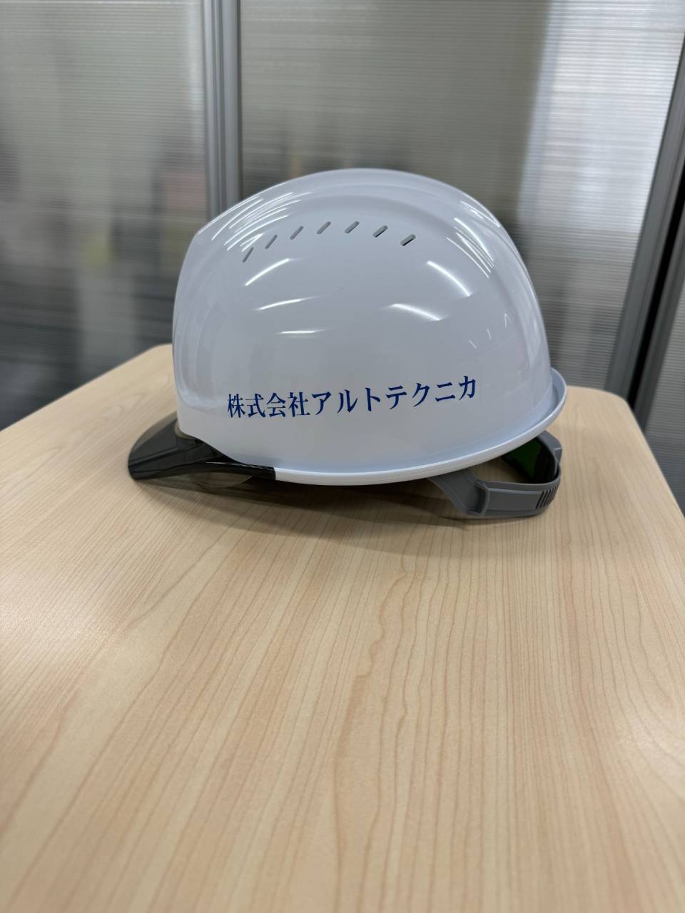 アルトテクニカのロゴが入ったヘルメット